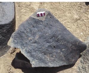 ¿Es esta antigua inscripción rupestre la evidencia más antigua del cristianismo en Arabia? Foto: Cortesía del Proyecto de Levantamiento Epigráfico Badia.