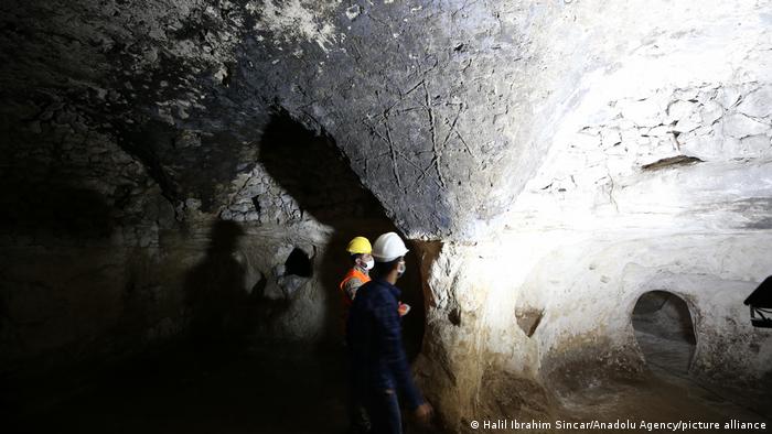 El equipo de excavación descubrió que una cueva, hallada durante las obras realizadas en las calles y casas históricas del distrito hace dos años, no era la única.