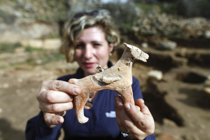La estatuilla de un caballo descubierta en Tel Motza junto con otras joyas y muebles sagrados en diciembre de 2012. (foto Flash90)