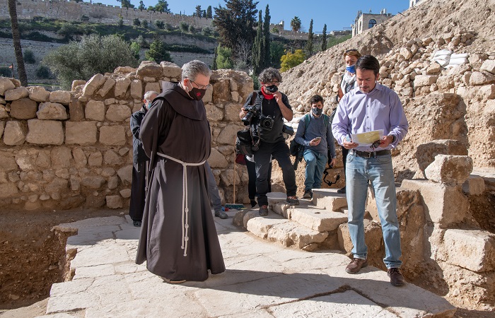 Amit Re'em, de la Autoridad de Antigüedades de Israel, muestra al Custodio de Tierra Santa la inscripción en el suelo de la iglesia bizantina recientemente descubierta en Getsemaní. (foto Nadim Asfour / CTS)