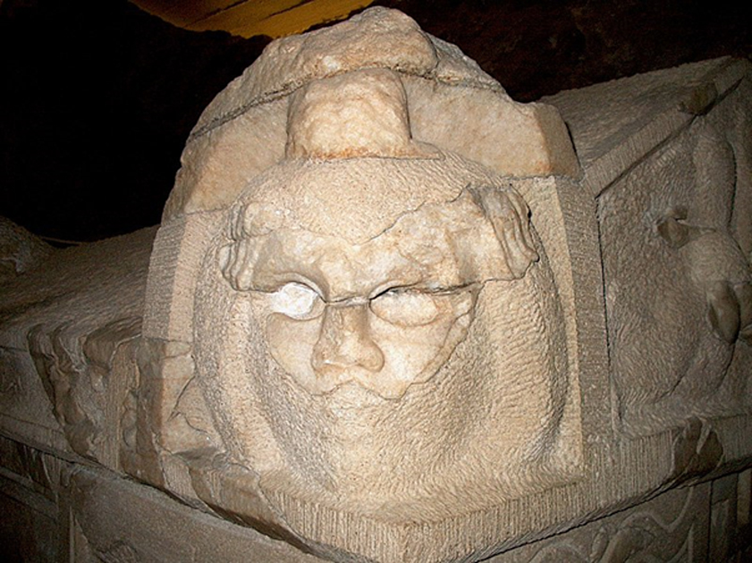 MÃ¡scara teatral esculpida en piedra en un sarcÃ³fago de la necrÃ³polis de PÃ©cs (Casaba P/CC BY 4.0)