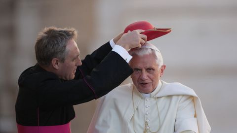 Por qué el papa Francisco causó «dolor de corazón» a Benedicto XVI: el dardo de «il bello Georg», secretario de Ratzinger
